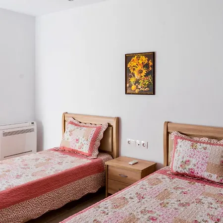 Estrella Villa Lardos