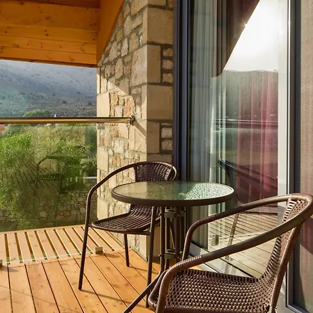 Estrella Villa *