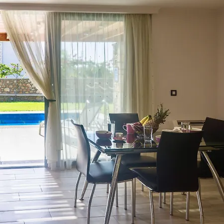 Estrella Villa Lardos