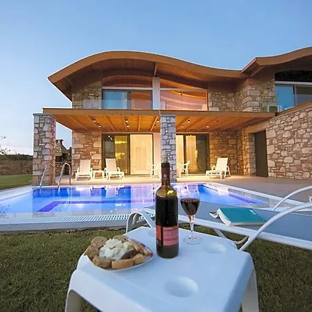 Estrella Villa *