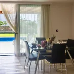 Estrella Villa Lardos