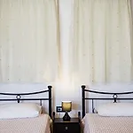 Estrella Villa Lardos