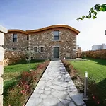 Estrella Villa *