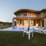 Estrella Villa *